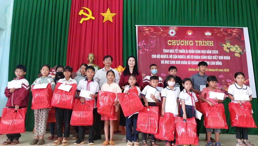 Hội Khuyến học tỉnh L&acirc;m Đồng trao qu&agrave; Tết cho học sinh vượt kh&oacute; tại x&atilde; Kiến Đức v&agrave; Quảng T&iacute;n - Ảnh 1.