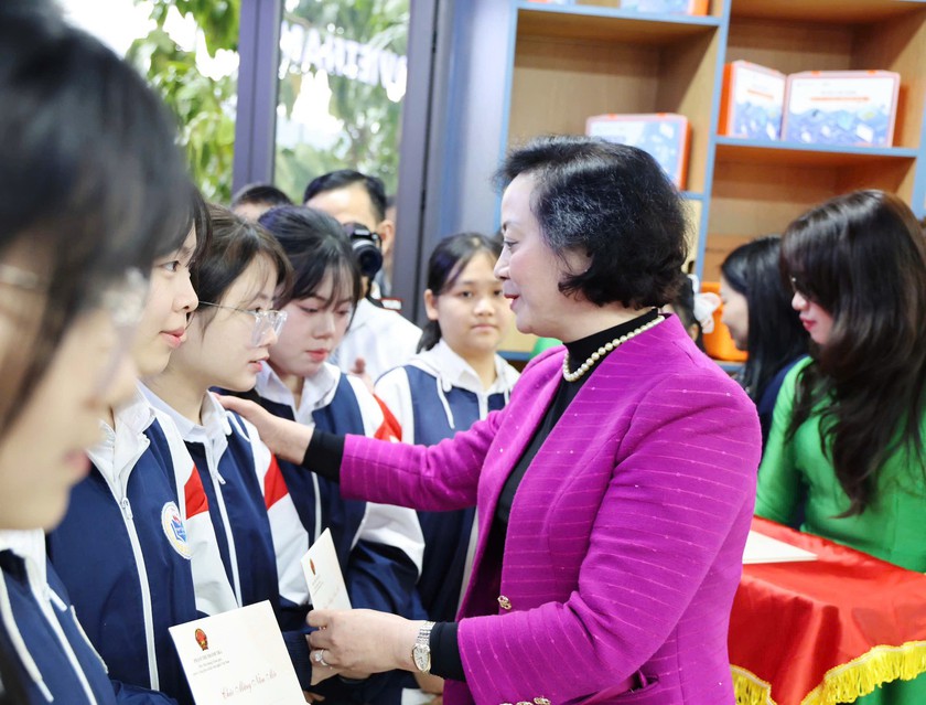 Ph&oacute; Thủ tướng Phạm Thị Thanh Tr&agrave; tặng qu&agrave; Tết  học sinh Trường trung học phổ th&ocirc;ng Cam Đường, tỉnh L&agrave;o Cai - Ảnh 5.