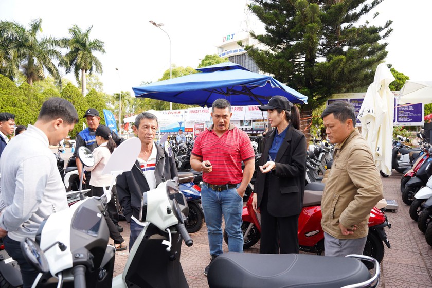 "Đến xe xăng, về xe điện" - Trải nghiệm c&oacute; một kh&ocirc;ng hai ng&agrave;y gi&aacute;p Tết- Ảnh 1.