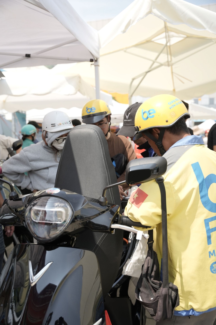 "Đến xe xăng, về xe điện" - Trải nghiệm c&oacute; một kh&ocirc;ng hai ng&agrave;y gi&aacute;p Tết- Ảnh 4.