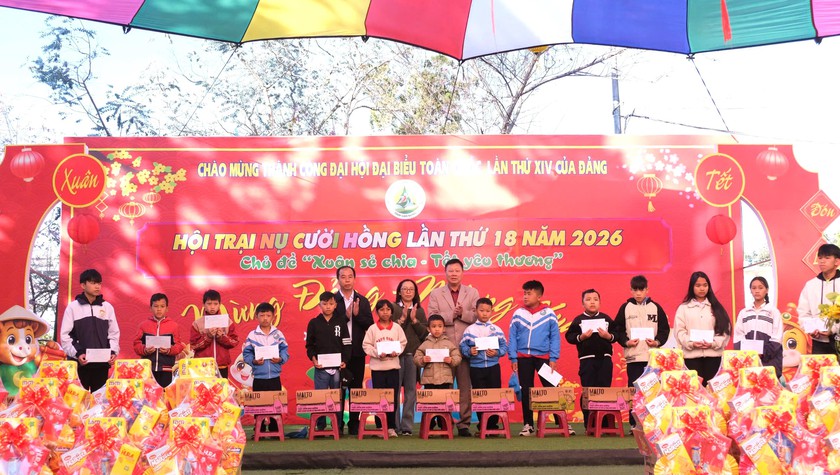 Hội Khuyến học tỉnh L&acirc;m Đồng trao học bổng Tết cho học sinh vượt kh&oacute; - Ảnh 1.