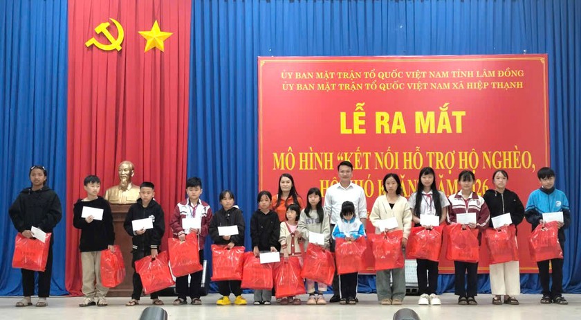 Hội Khuyến học tỉnh L&acirc;m Đồng trao học bổng Tết cho học sinh vượt kh&oacute; - Ảnh 4.