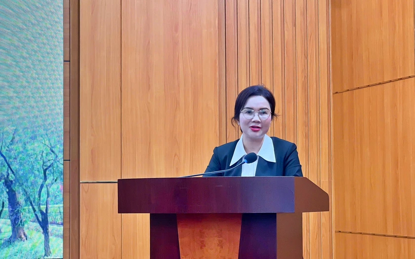 Khu Di t&iacute;ch Chủ tịch Hồ Ch&iacute; Minh tiếp nhận ảnh tư liệu lịch sử do c&aacute;c gia đ&igrave;nh trao tặng - Ảnh 4.