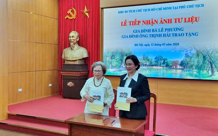 Khu Di t&iacute;ch Chủ tịch Hồ Ch&iacute; Minh tiếp nhận ảnh tư liệu lịch sử do c&aacute;c gia đ&igrave;nh trao tặng - Ảnh 2.