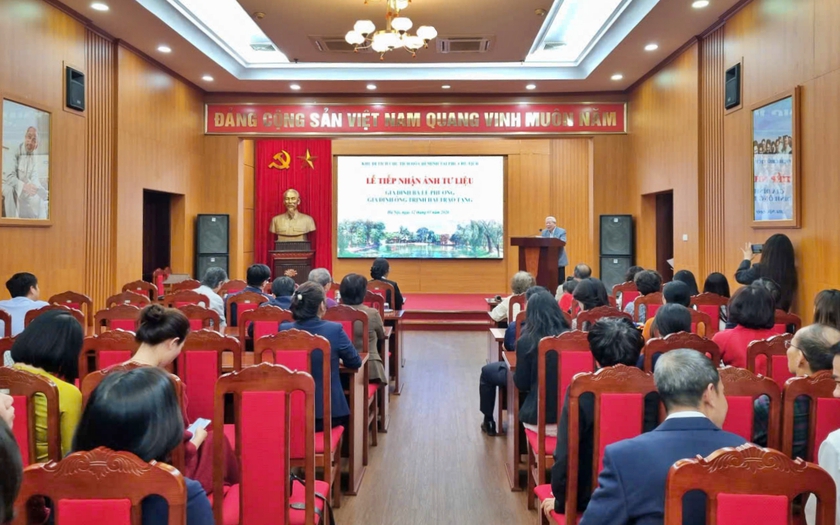 Khu Di t&iacute;ch Chủ tịch Hồ Ch&iacute; Minh tiếp nhận ảnh tư liệu lịch sử do c&aacute;c gia đ&igrave;nh trao tặng - Ảnh 1.