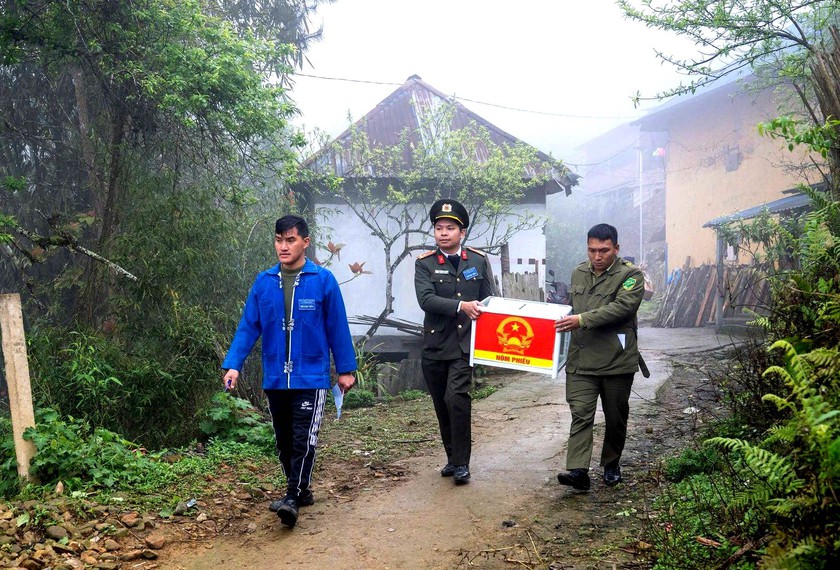 L&agrave;o Cai: Tỷ lệ cử tri bầu cử đạt 99,97%, tiếp tục x&aacute;c nhận tư c&aacute;ch, c&ocirc;ng bố kết quả đại biểu tr&uacute;ng cử - Ảnh 3.