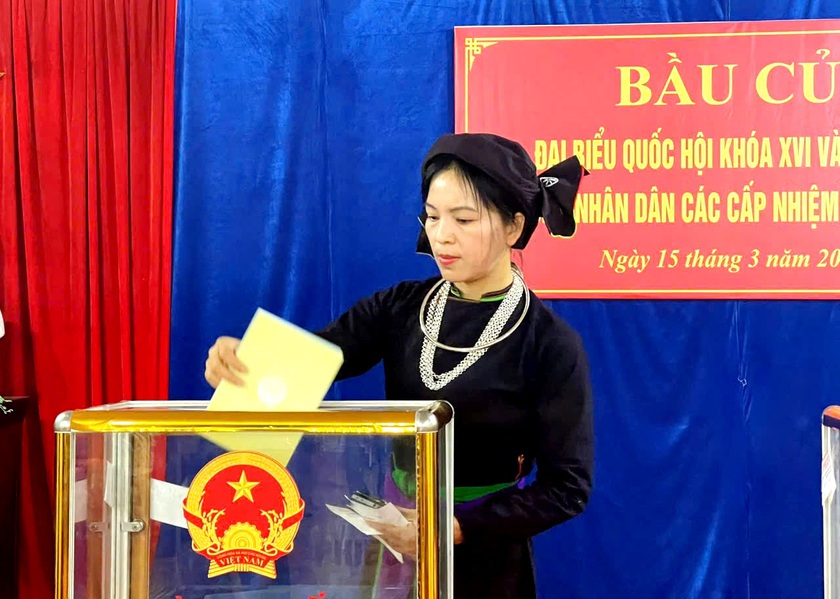 L&agrave;o Cai: Tỷ lệ cử tri bầu cử đạt 99,97%, tiếp tục x&aacute;c nhận tư c&aacute;ch, c&ocirc;ng bố kết quả đại biểu tr&uacute;ng cử - Ảnh 4.