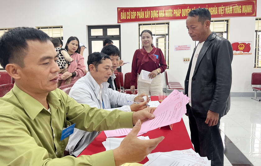 Cử tri trên quê hương Bác phấn khởi đi bầu cử từ sáng sớm - Ảnh 5.