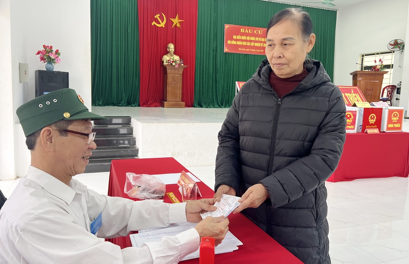 Cử tri trên quê hương Bác phấn khởi đi bầu cử từ sáng sớm - Ảnh 15.