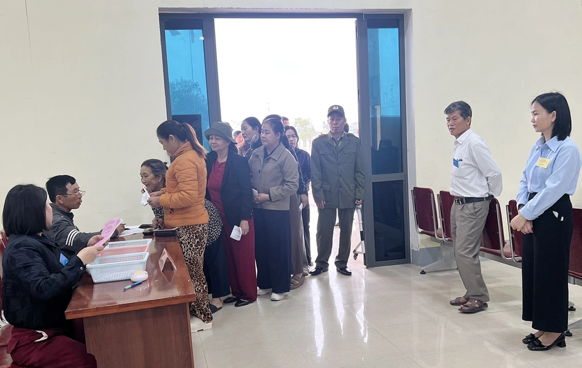 Cử tri trên quê hương Bác phấn khởi đi bầu cử từ sáng sớm - Ảnh 9.