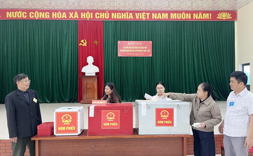 Cử tri trên quê hương Bác phấn khởi đi bầu cử từ sáng sớm - Ảnh 10.