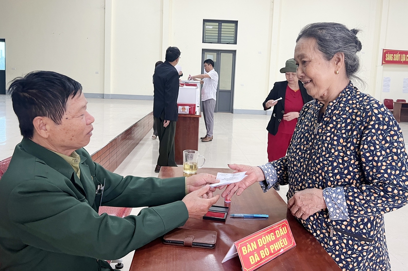 Cử tri trên quê hương Bác phấn khởi đi bầu cử từ sáng sớm - Ảnh 16.