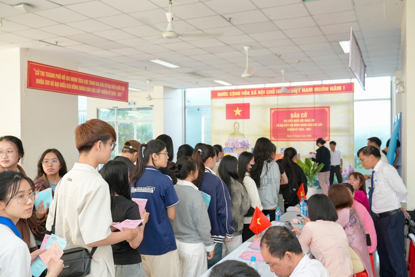 Sinh viên bầu cử: Lá phiếu niềm tin học cách làm chủ tương lai đất nước - Ảnh 2.