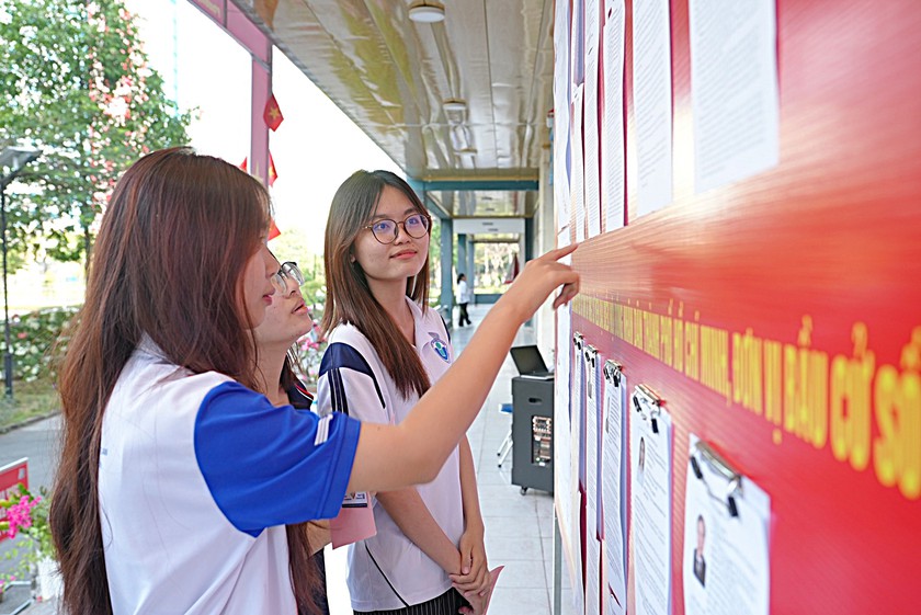 Sinh viên bầu cử: Lá phiếu niềm tin học cách làm chủ tương lai đất nước - Ảnh 1.