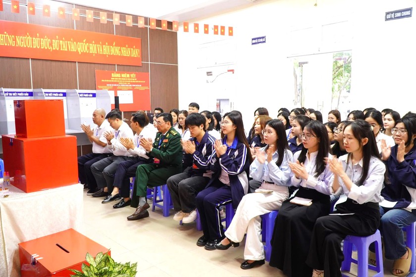 Sinh viên bầu cử: Lá phiếu niềm tin học cách làm chủ tương lai đất nước - Ảnh 3.