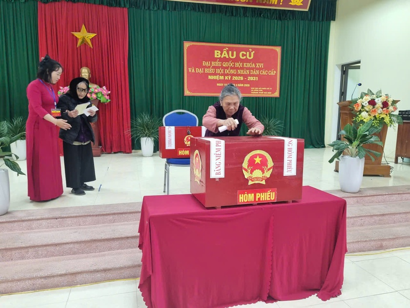 Cử tri 100 tuổi bầu cử sớm nhất ở xã Hồng Sơn, Hà Nội - Ảnh 3.