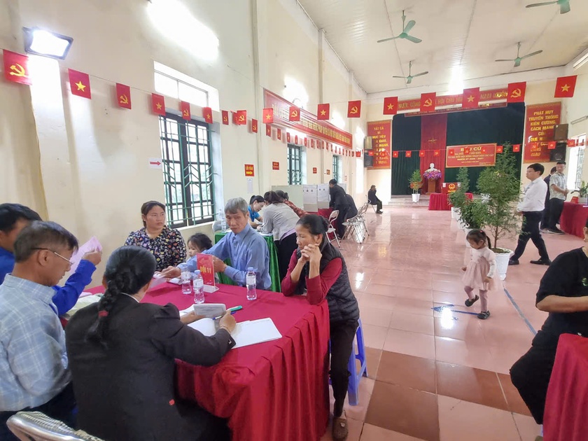 Cử tri 100 tuổi bầu cử sớm nhất ở xã Hồng Sơn, Hà Nội - Ảnh 2.