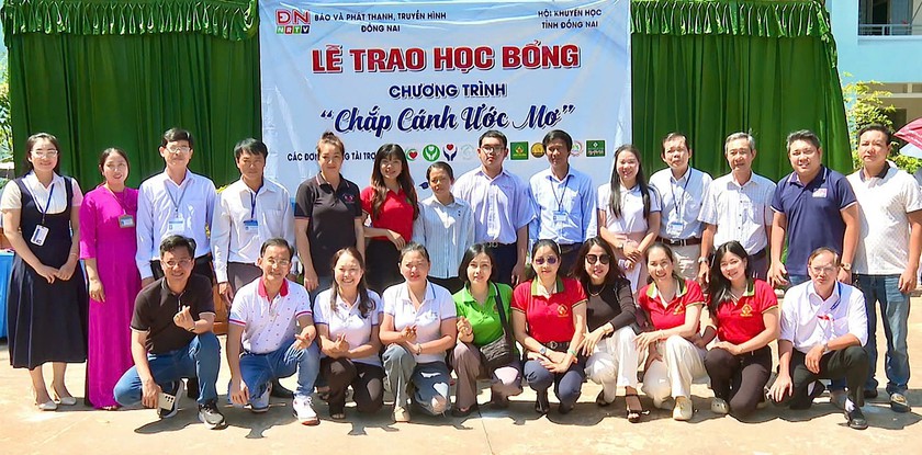 Hội Khuyến học tỉnh Đồng Nai phối hợp trao học bổng đặc biệt "Chắp c&aacute;nh ước mơ" lần thứ 128 - Ảnh 2.