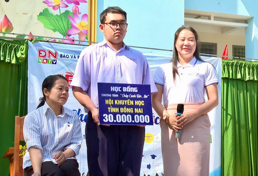 Hội Khuyến học tỉnh Đồng Nai phối hợp trao học bổng đặc biệt "Chắp c&aacute;nh ước mơ" lần thứ 128 - Ảnh 1.