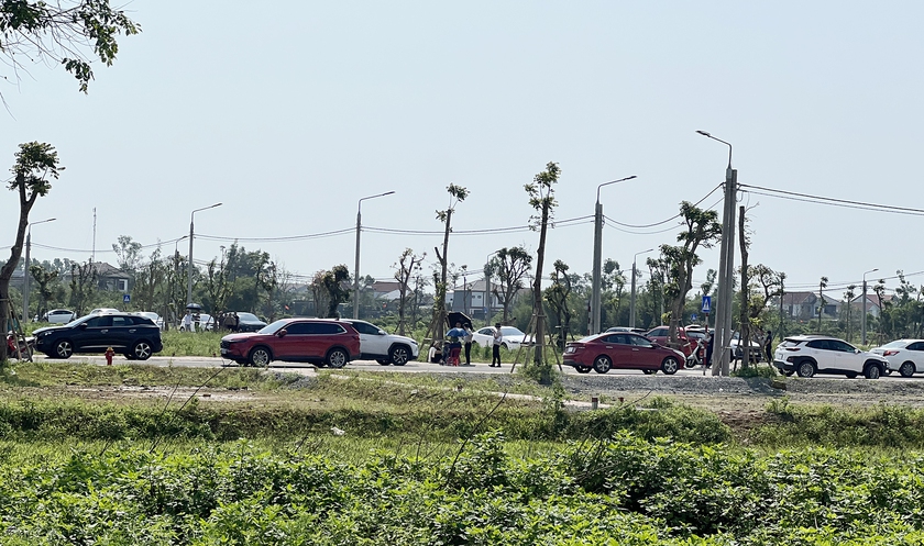 &Ocirc; t&ocirc; xếp h&agrave;ng d&agrave;i mua đất dự &aacute;n ở H&agrave; Tĩnh - Ảnh 2.