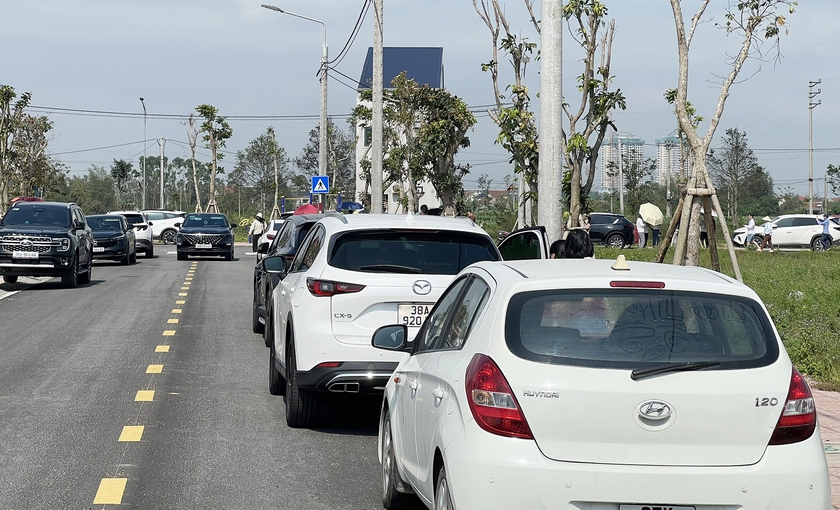 &Ocirc; t&ocirc; xếp h&agrave;ng d&agrave;i mua đất dự &aacute;n ở H&agrave; Tĩnh - Ảnh 9.