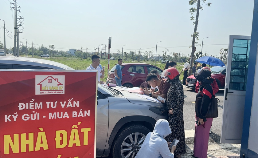 &Ocirc; t&ocirc; xếp h&agrave;ng d&agrave;i mua đất dự &aacute;n ở H&agrave; Tĩnh - Ảnh 3.