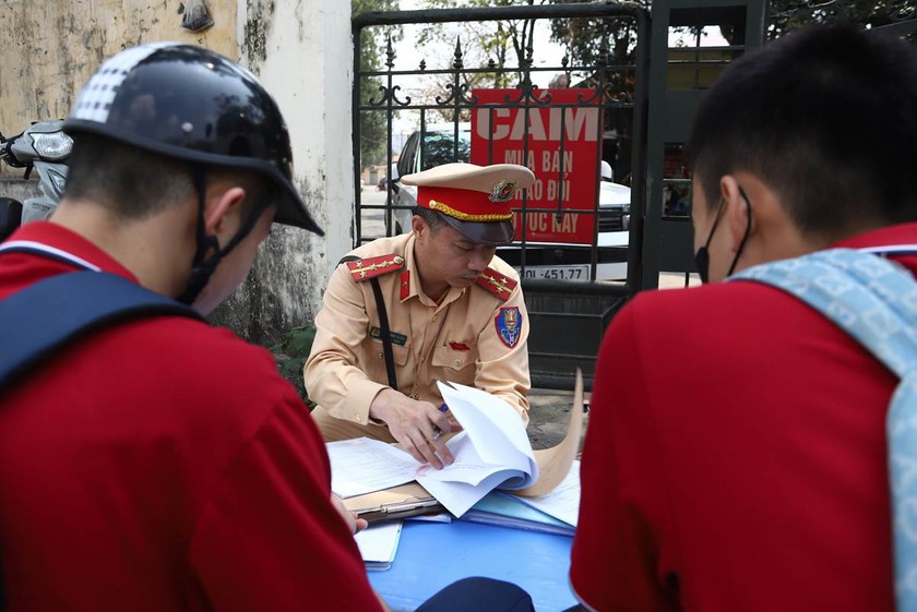C&ocirc;ng an H&agrave; Nội siết an to&agrave;n hoạt động đưa đ&oacute;n học sinh - Ảnh 1.