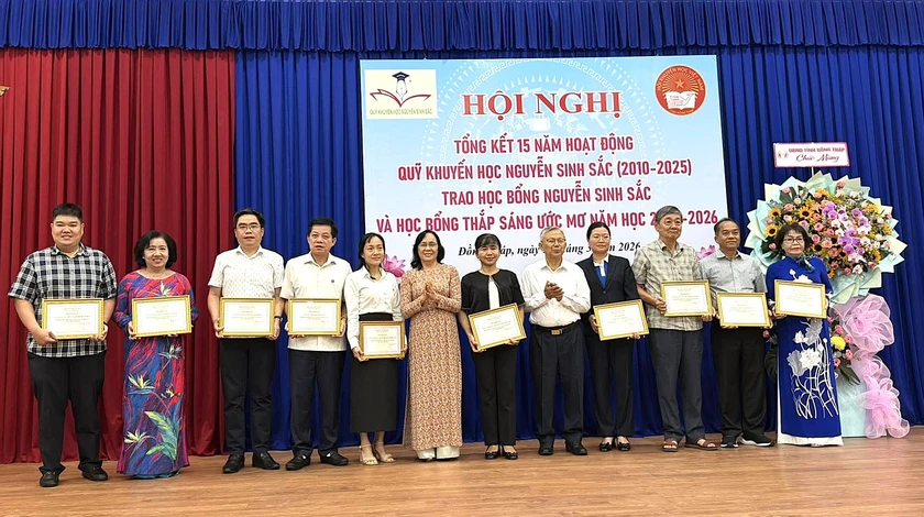 Quỹ Khuyến học Nguyễn Sinh Sắc trao 110 tỷ đồng hỗ trợ 45.000 lượt học sinh, sinh vi&ecirc;n - Ảnh 3.