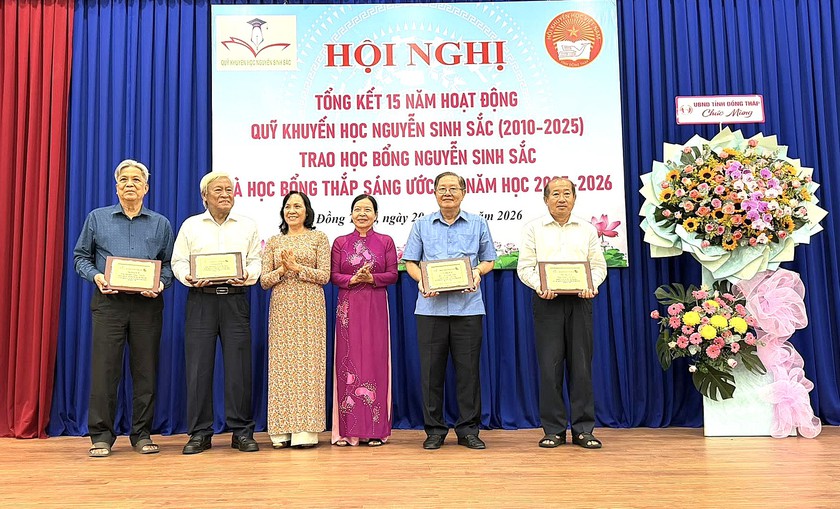 Quỹ Khuyến học Nguyễn Sinh Sắc trao 110 tỷ đồng hỗ trợ 45.000 lượt học sinh, sinh vi&ecirc;n - Ảnh 1.