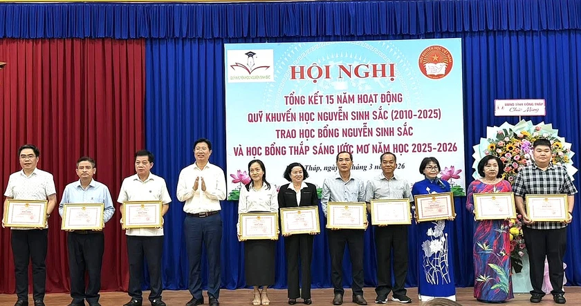 Quỹ Khuyến học Nguyễn Sinh Sắc trao 110 tỷ đồng hỗ trợ 45.000 lượt học sinh, sinh vi&ecirc;n - Ảnh 2.