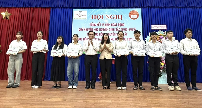 Quỹ Khuyến học Nguyễn Sinh Sắc trao 110 tỷ đồng hỗ trợ 45.000 lượt học sinh, sinh vi&ecirc;n - Ảnh 5.