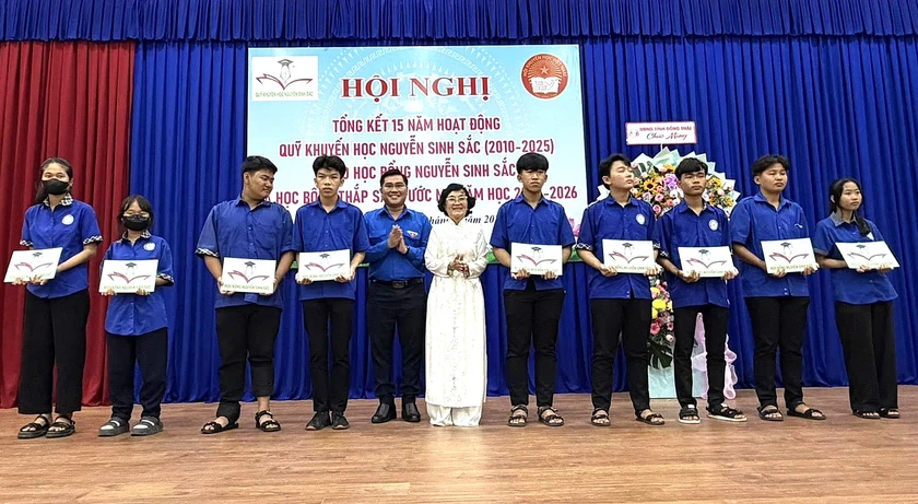 Quỹ Khuyến học Nguyễn Sinh Sắc trao 110 tỷ đồng hỗ trợ 45.000 lượt học sinh, sinh vi&ecirc;n - Ảnh 4.
