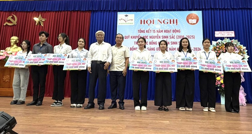 Quỹ Khuyến học Nguyễn Sinh Sắc trao 110 tỷ đồng hỗ trợ 45.000 lượt học sinh, sinh vi&ecirc;n - Ảnh 6.