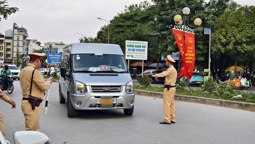 C&ocirc;ng an H&agrave; Nội siết an to&agrave;n hoạt động đưa đ&oacute;n học sinh - Ảnh 2.