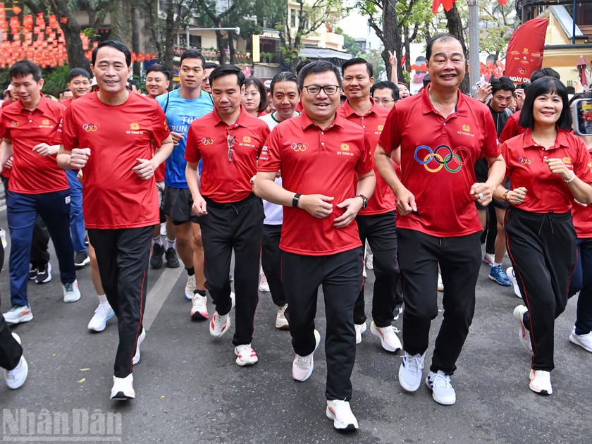 Liên tiếp chạy bộ cổ động tinh thần "sống xanh" - Ảnh 1.