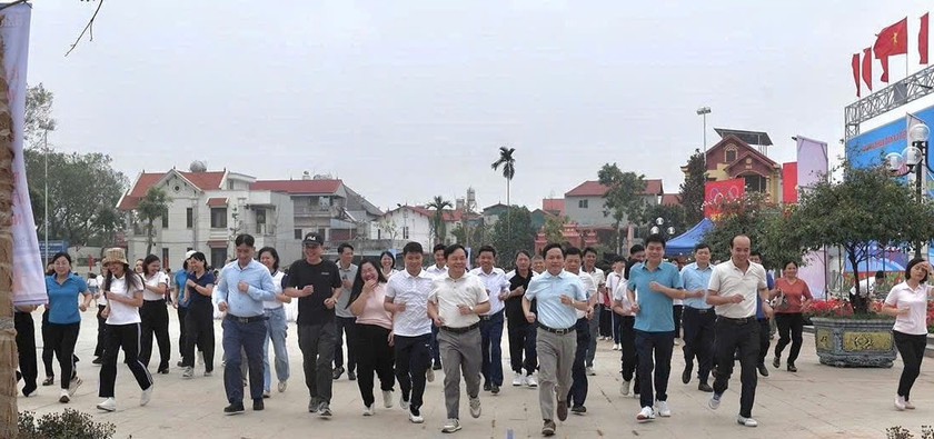 Liên tiếp chạy bộ cổ động tinh thần "sống xanh" - Ảnh 2.