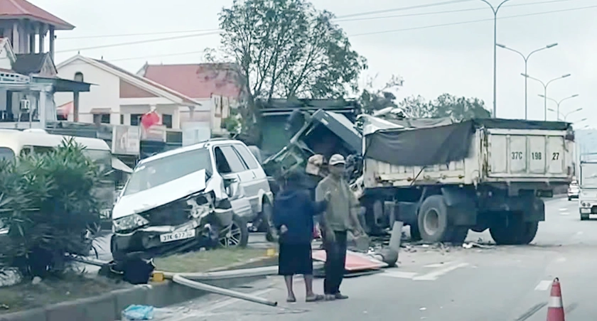 &Ocirc; t&ocirc; đ&acirc;m li&ecirc;n ho&agrave;n tr&ecirc;n quốc lộ 1A, t&agrave;i xế tử vong tại chỗ - Ảnh 2.