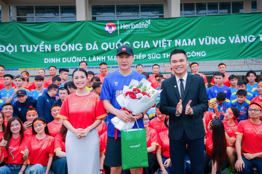 Herbalife Việt Nam c&ugrave;ng VFF "tiếp lửa" đường đua 2026 cho Đội tuyển Quốc gia - Ảnh 1.