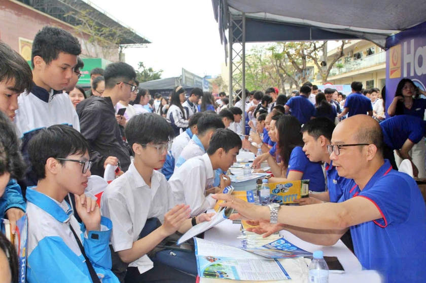 Ng&agrave;y hội tư vấn tuyển sinh tại Hải Ph&ograve;ng thu h&uacute;t gần 12.000 học sinh tham dự - Ảnh 2.