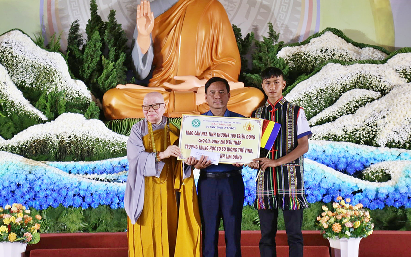 Hội Khuyến học tỉnh L&acirc;m Đồng tiếp nhận 220 triệu đồng hỗ trợ học sinh kh&oacute; khăn - Ảnh 1.