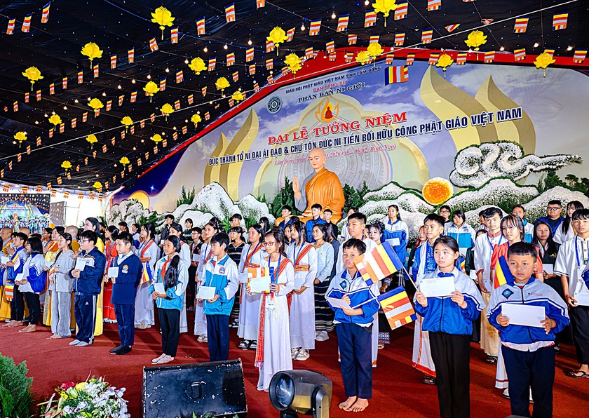 Hội Khuyến học tỉnh L&acirc;m Đồng tiếp nhận 220 triệu đồng hỗ trợ học sinh kh&oacute; khăn - Ảnh 2.