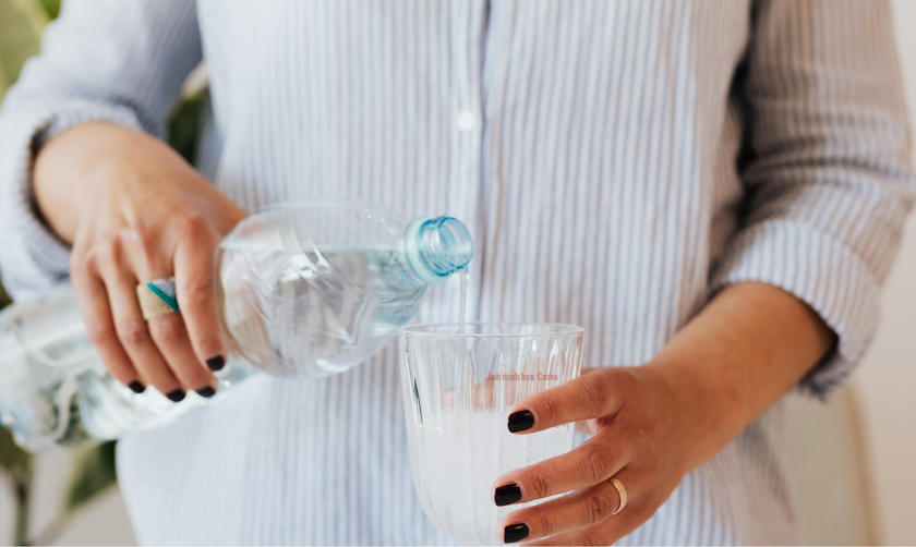 Uống nước c&oacute; thể g&acirc;y ảnh hưởng đến hệ ti&ecirc;u h&oacute;a - Ảnh 1.