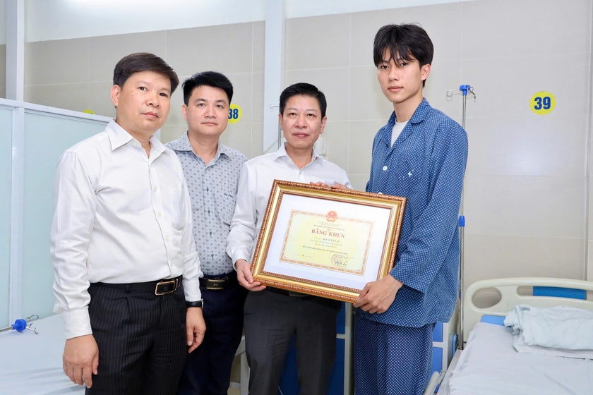 Bộ Gi&aacute;o dục v&agrave; Đ&agrave;o tạo tặng Bằng khen cho nam sinh dũng cảm cứu người trong vụ ch&aacute;y ở Lĩnh Nam - Ảnh 1.