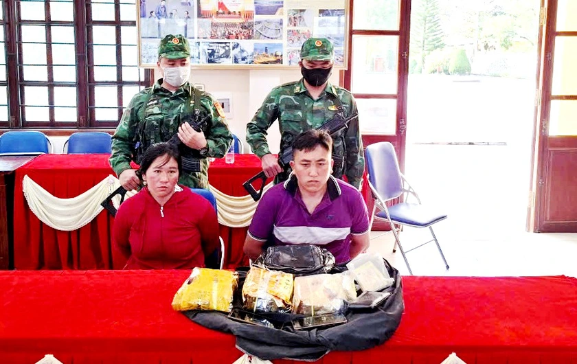 L&agrave;o Cai: Bắt 2 đối tượng vận chuyển gần 3 kg ma t&uacute;y - Ảnh 1.