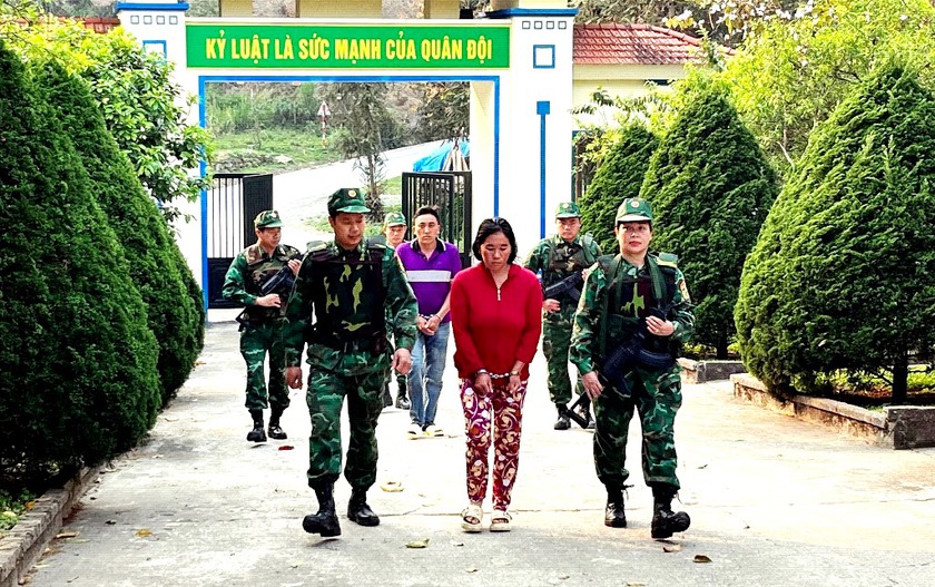 L&agrave;o Cai: Bắt 2 đối tượng vận chuyển gần 3 kg ma t&uacute;y - Ảnh 2.