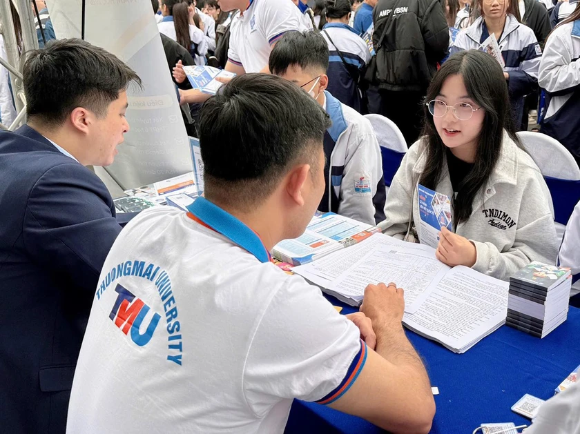 Trường Đại học Thương Mại tuyển sinh theo 5 phương thức, quy đổi IELTS từ 5.0 - Ảnh 1.