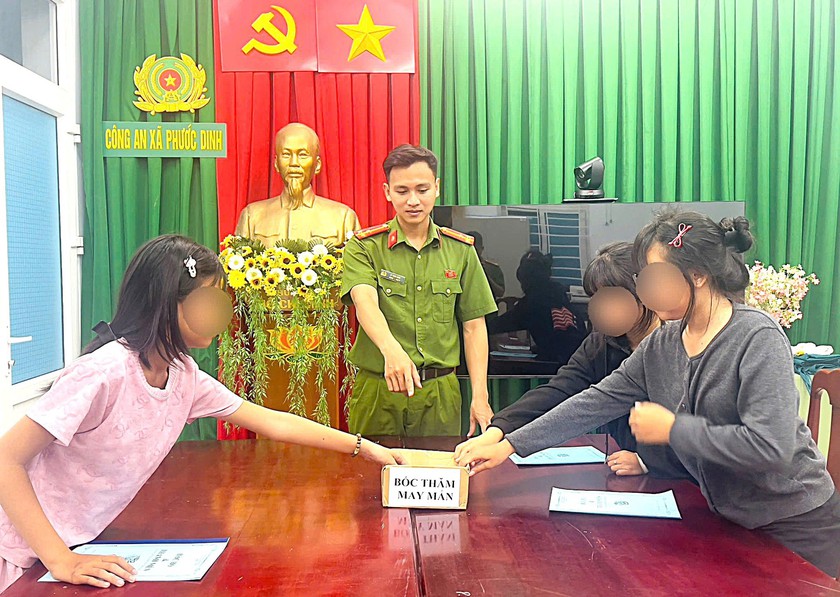 Khi bạo lực học đường được h&oacute;a giải bằng giai điệu Quốc ca - Ảnh 1.