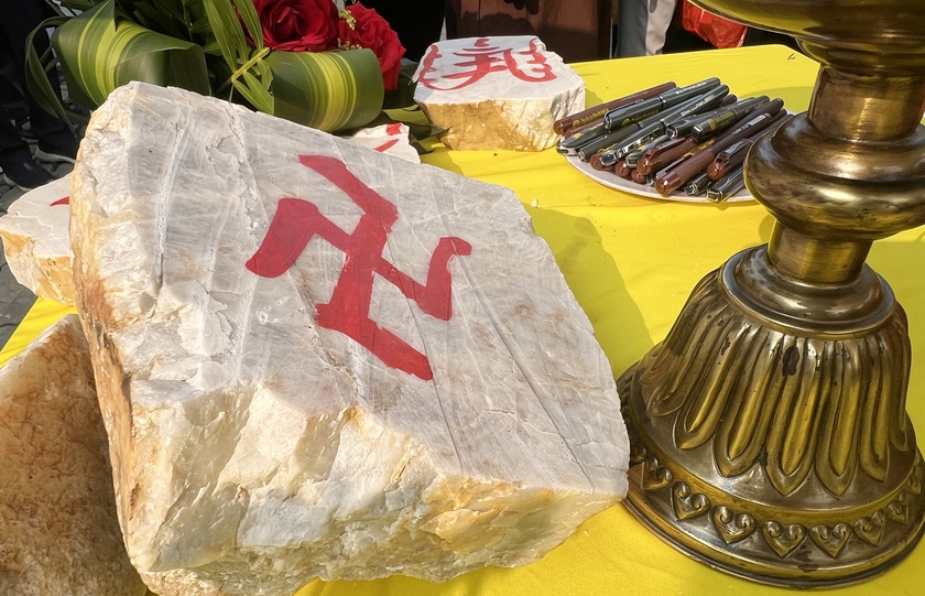 Đặt đ&aacute; x&acirc;y dựng ch&ugrave;a Da, x&acirc;y nh&agrave; tưởng niệm 543 liệt sĩ l&agrave; nh&agrave; b&aacute;o - Ảnh 3.