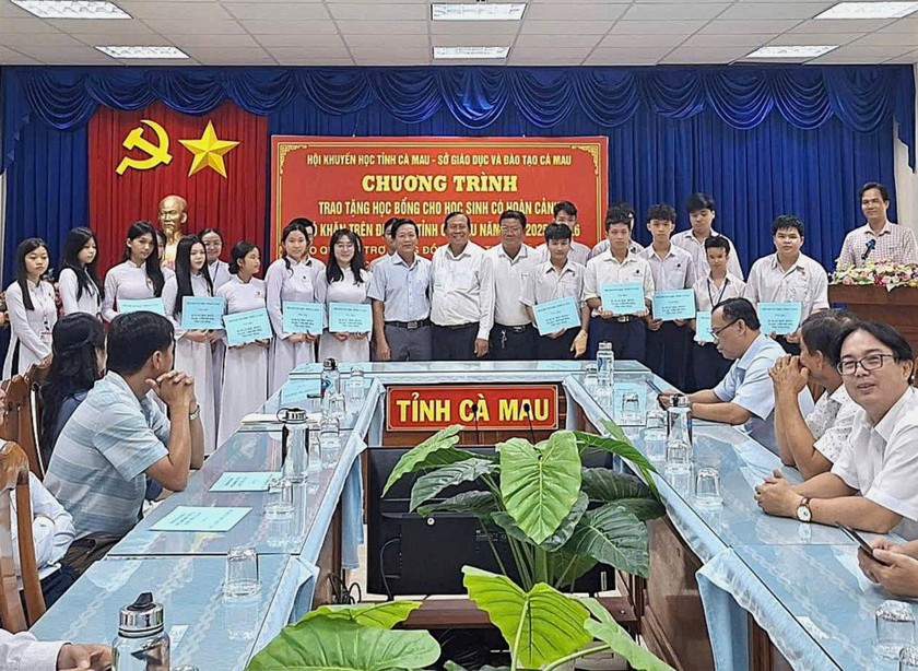 Hội Khuyến học tỉnh C&agrave; Mau trao tặng 135 suất học bổng Đinh Thiện L&yacute; cho học sinh vượt kh&oacute; - Ảnh 1.