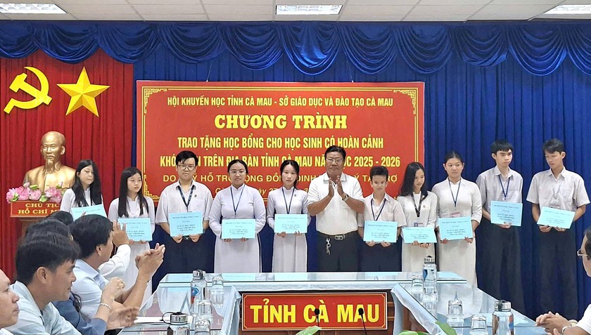 Hội Khuyến học tỉnh C&agrave; Mau trao tặng 135 suất học bổng Đinh Thiện L&yacute; cho học sinh vượt kh&oacute; - Ảnh 3.